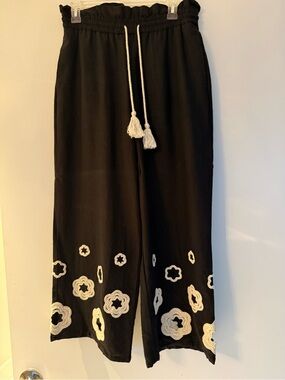 House of Harlow 1960 Black Cropped Wide-Leg Pants with Cream Embroidered Flowers